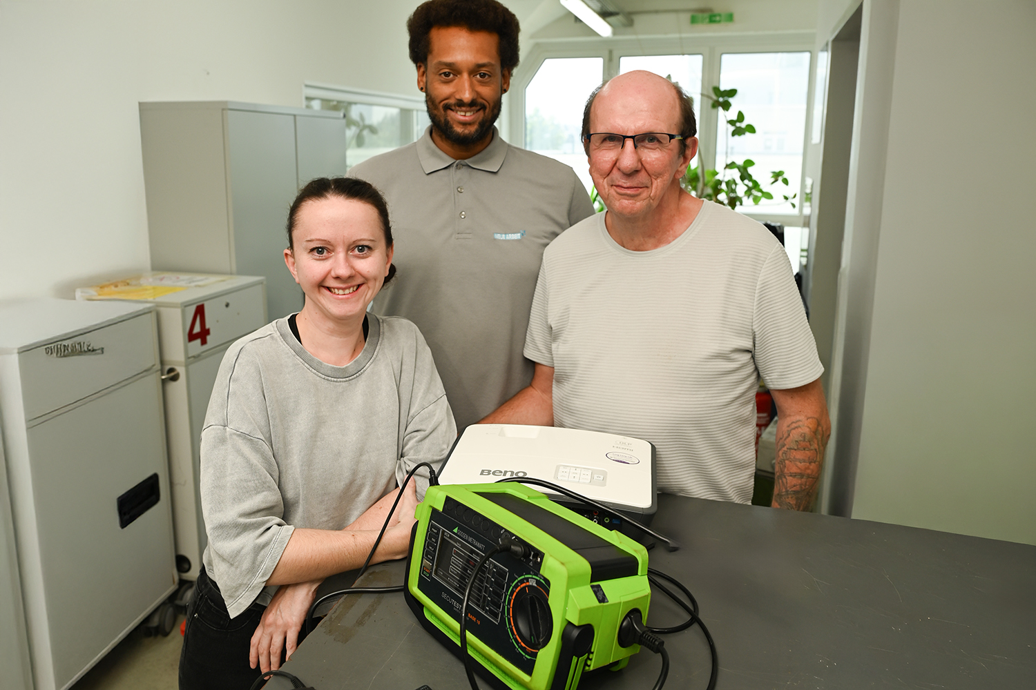 Das E-Check Team mit einem Gerät für das E-Controlling