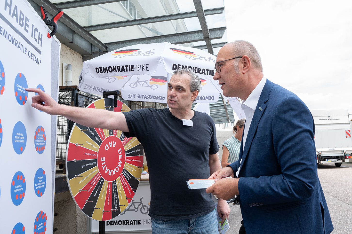 Demokratiebegleiter Sascha Majcenic im Gespräch mit Rüdiger Schuch zu Demokratie-Themen