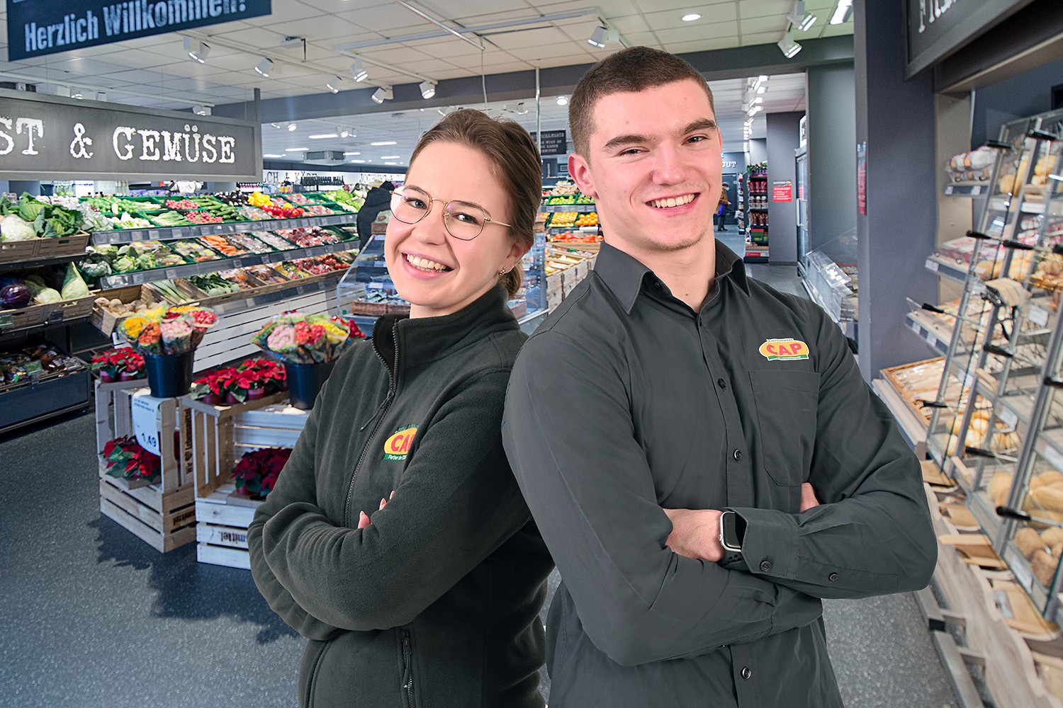 Frau arbeitet im CAP Lebensmittelmarkt