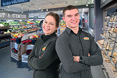 Frau arbeitet im CAP Lebensmittelmarkt