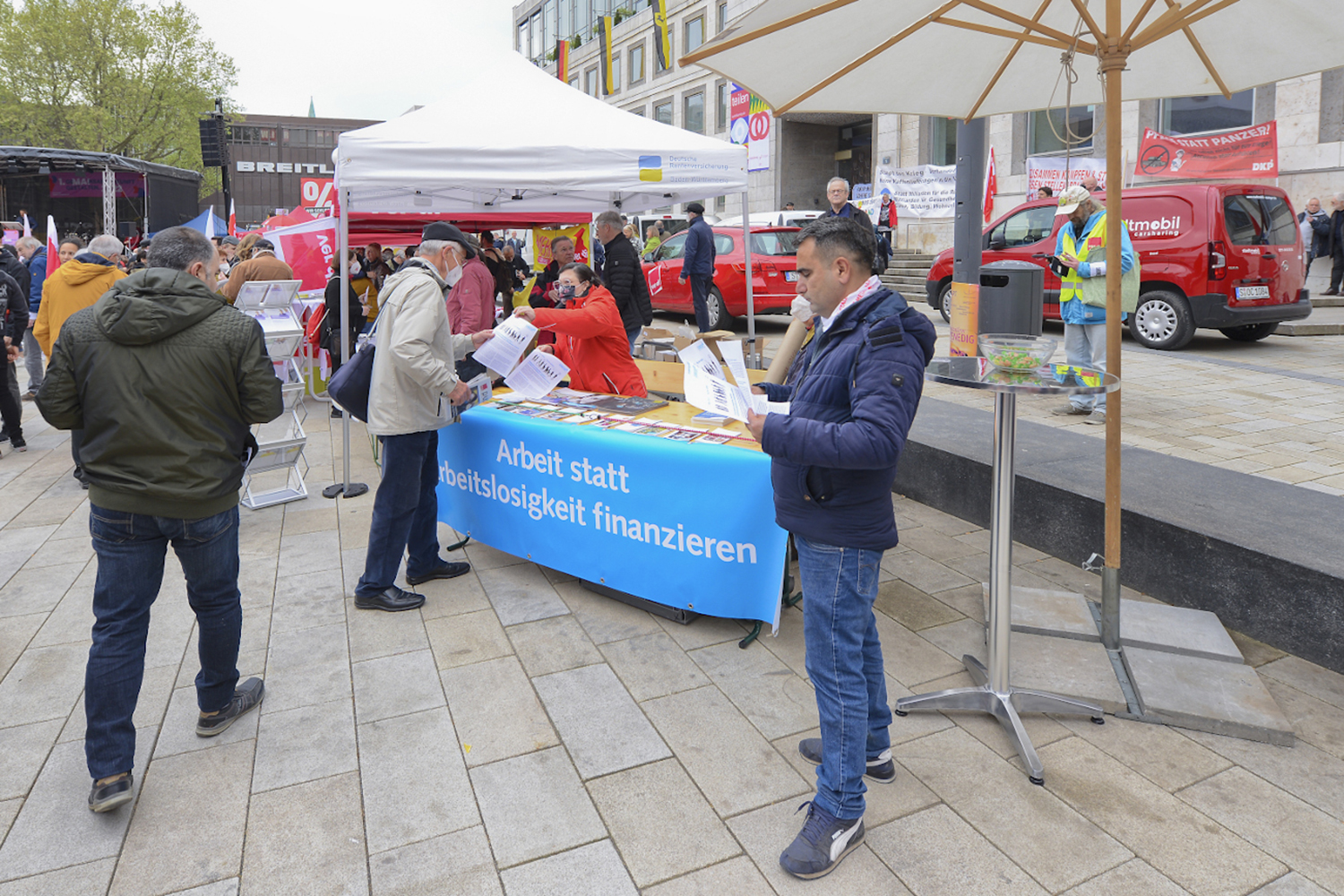 Auf dem Marktplatz vor dem Stuttgarter Rathaus: Infostand der Neuen Arbeit am 1. Mai 2022