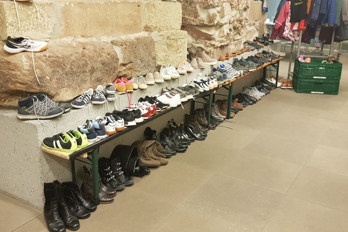 Schuhe und Kleidung für Ukraineflüchtlinge, die bei einer Spendenaktion der Neuen Arbeit und den evangelischen Innenstadtgemeinden gesammelt wurden