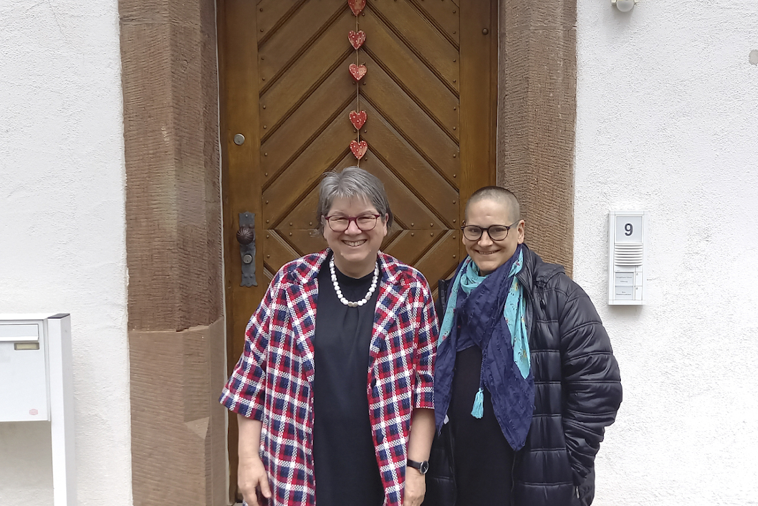 Pfarrerin Dangelmaier-Vinçon und Claudia Wanner von der Neuen Arbeit, nachdem sie über die die Dialogpredigt berichtet haben