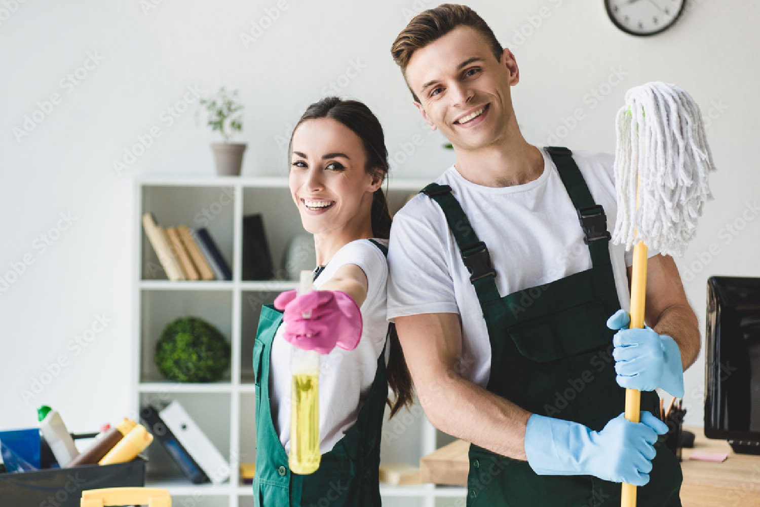 Junge Frau und junger Mann bei der Reinigung eines Raumes 