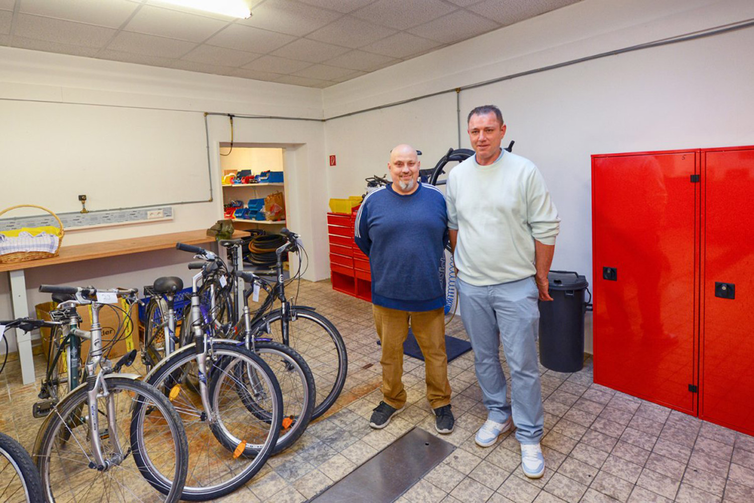 Andreas Schubert (links) ist Stations- und Werkstattleiter im neuen hellen Fahrradladen im Zentrum von Esslingen. Andreas Burkart leitet den Gebrauchtradverkauf