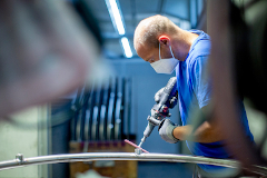 Ein Mann arbeitet in einer Werkstatt mit Metall