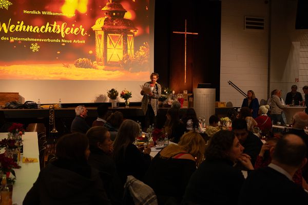 weihnachtsfeier-neue-arbeit-2023-9485DD56C9E2-7673-D15C-99ED-93D1E7FAFFE2.jpg